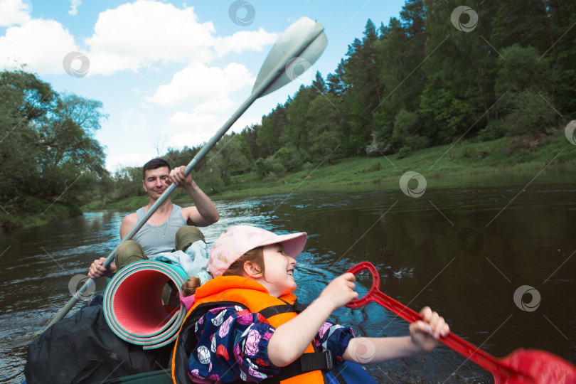 Скачать Семейное путешествие на байдарках. Отец и дочь катаются на весельной лодке по реке, водный поход, летнее приключение. Экологичный и экстремальный туризм, активный и здоровый образ жизни фотосток Ozero