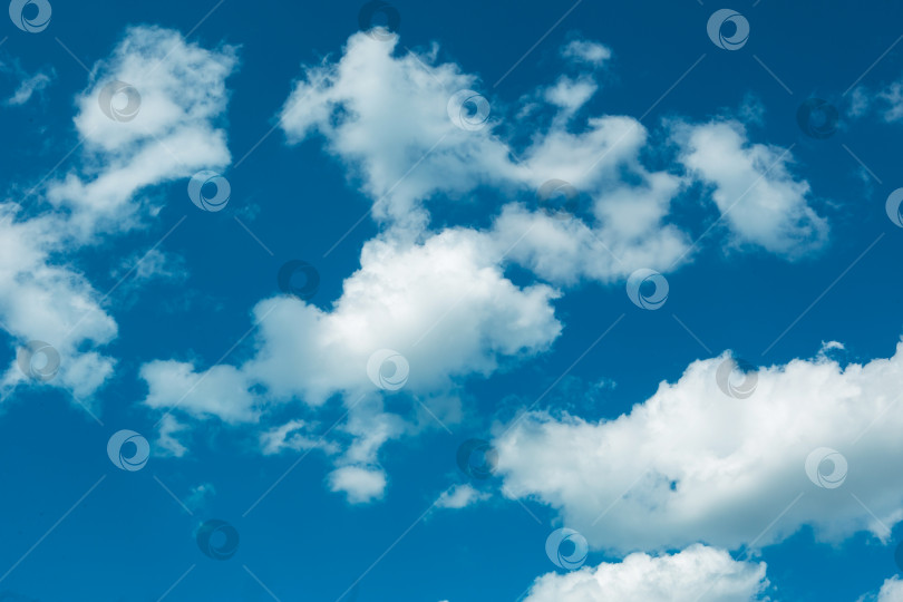 Скачать Белые кучевые облака на голубом небе. Фоны с рисунком облаков дальнего света. Погода, сезонность, экология, чистое небо. Мир фотосток Ozero