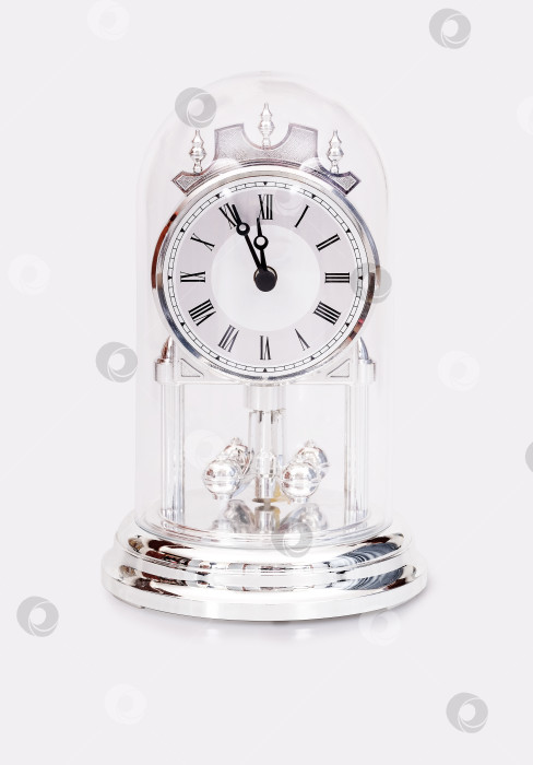 Скачать Серебряные каминные часы, выделенные на белом фоне. Элемент дизайна с контуром отсечения фотосток Ozero