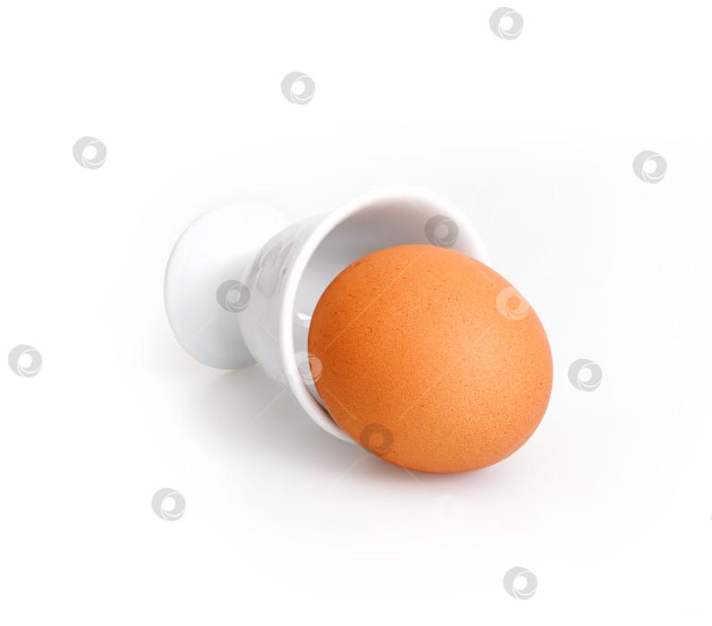 Скачать Яйцо в подставке для яиц выделено на белом фоне. Элемент дизайна с контуром отсечения фотосток Ozero