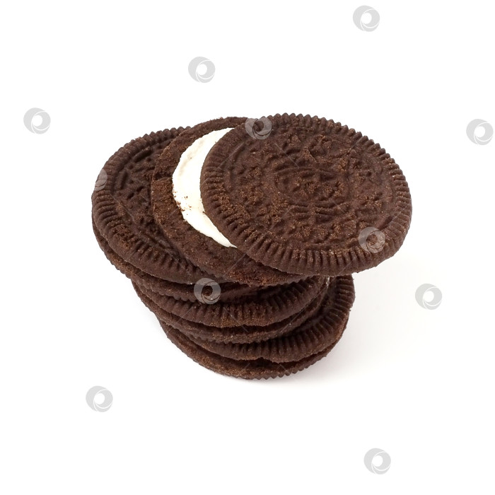 Скачать Шоколадное печенье с начинкой из белого крема, выделенное на белом фоне фотосток Ozero
