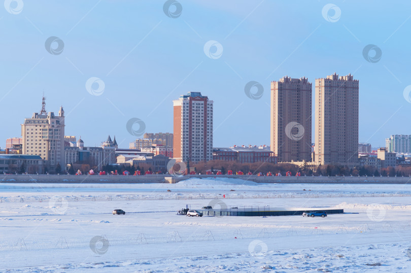 Скачать Хоккейная коробка на льду реки зимним утром. Международные игры по хоккею с шайбой. фотосток Ozero