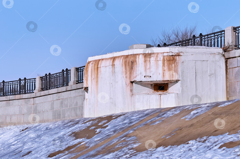 Скачать Старый ржавый дот в зимний день. фотосток Ozero