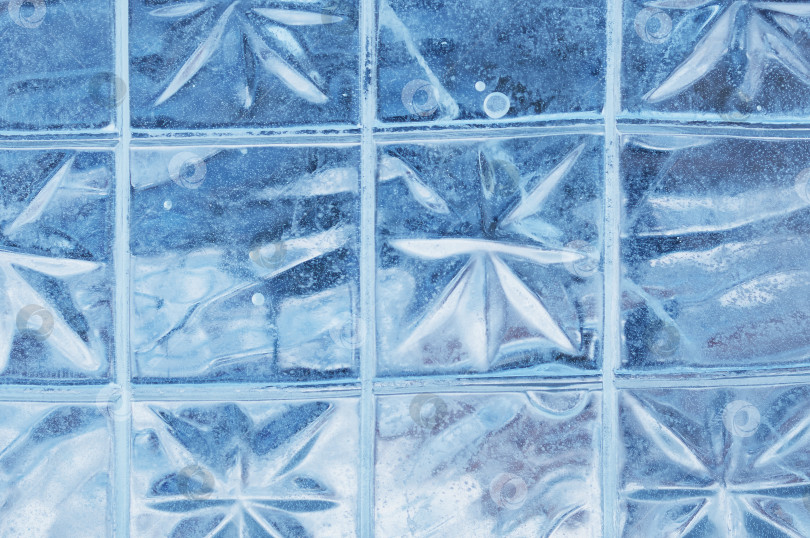 Скачать Ледяная глыба с рисунком крупным планом. Абстрактный зимний фон в голубых тонах. Геометрический орнамент. фотосток Ozero