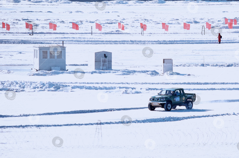 Скачать Снег летит из-под колес автомобиля. Автопробег по льду реки Амур. фотосток Ozero
