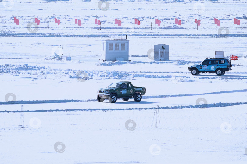 Скачать Снег летит из-под колес автомобиля. Автопробег по льду реки Амур. Российско-китайский фестиваль зимних видов спорта. фотосток Ozero