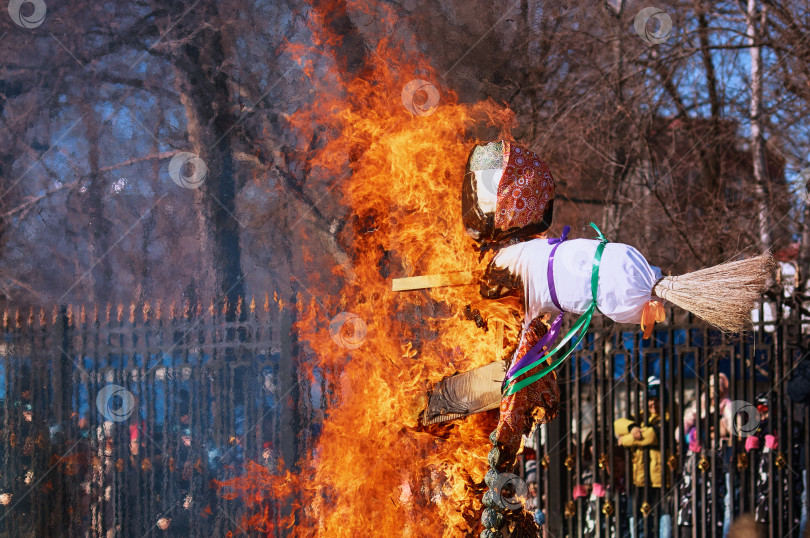 Скачать Сжигание кукол из веток и соломы. Масленица - традиционный славянский праздник окончания зимы и начала весны. фотосток Ozero