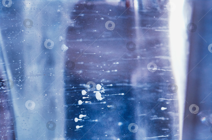 Скачать Пузырьки и трещины внутри натурального льда. Абстрактный фон. фотосток Ozero