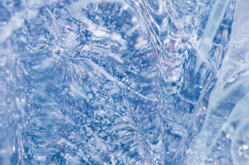 Скачать Пузырьки газа внутри льда. Текстурный фон концепции чистой природной воды. Избирательный фокус. Волна, водоворот и всплеск. фотосток Ozero