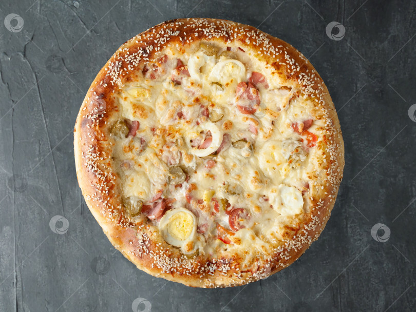 Пицца с грибами, маринованным огурцом и помидором