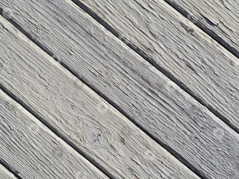 Скачать Белые деревянные доски с текстурой в качестве фона. Старая деревянная стена из диагональных досок, окрашенных светлой краской, фоновая текстура фотосток Ozero