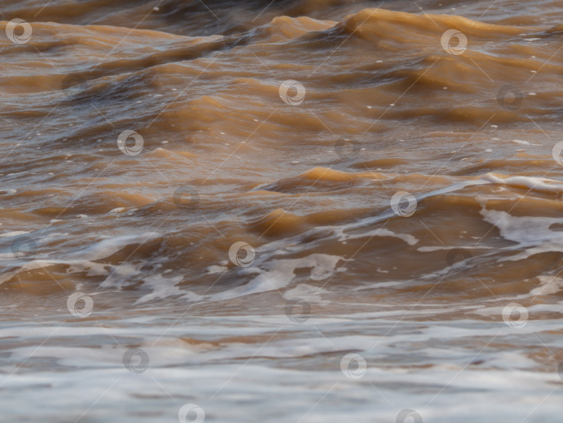 Скачать Текстура водной поверхности с мутными желто-коричневыми волнами крупным планом фотосток Ozero