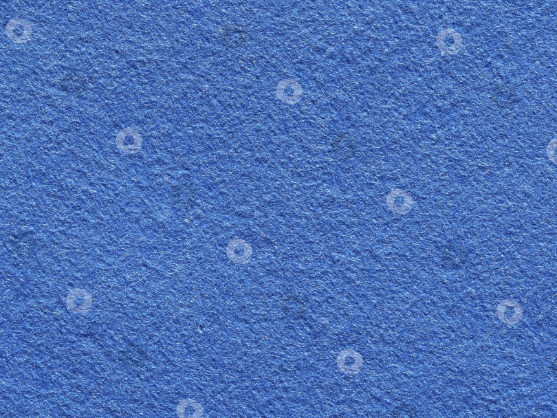 Скачать Ярко-синий фон с грубой текстурой. Крупный план текстуры ворсистой ткани. Поверхность из синего синтетического волокна фотосток Ozero