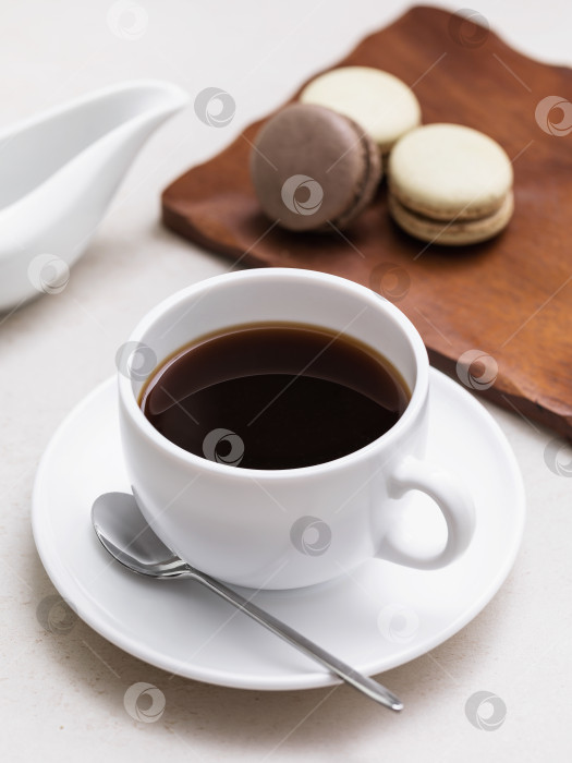 Скачать Кофе в белой керамической чашке с миндальным печеньем на столе фотосток Ozero