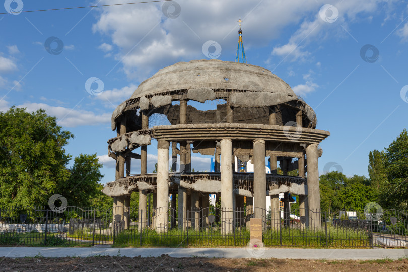 Скачать Воронеж, Россия - Июнь 05,2023: Монумент Ротонда. Руины бывшей областной больницы. фотосток Ozero