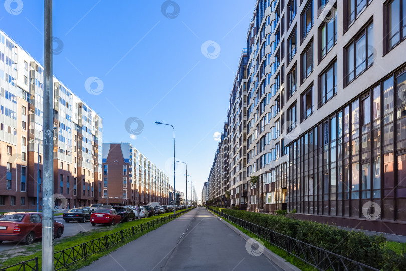 Скачать Городская улица с многоэтажными домами и тротуаром фотосток Ozero