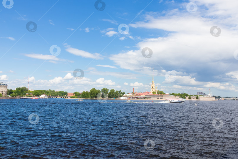 Скачать Река Нева и Петропавловская крепость вдалеке - Санкт-Петербург, Россия, Июнь 2022 фотосток Ozero