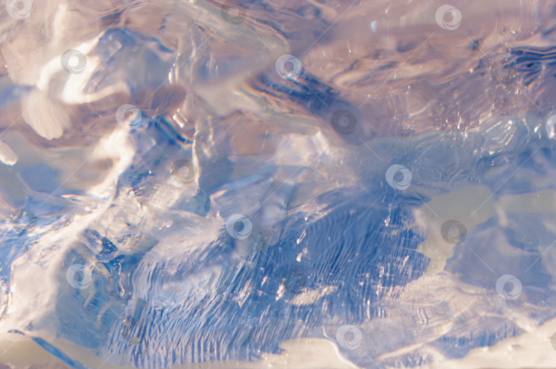 Скачать Пузырьки и трещины внутри натурального льда. Абстрактный фон. фотосток Ozero