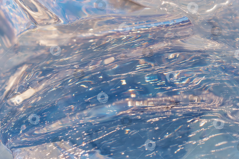 Скачать Пузырьки и трещины внутри натурального льда. Абстрактный фон. Закрыть. Концепция чистой питьевой воды. фотосток Ozero