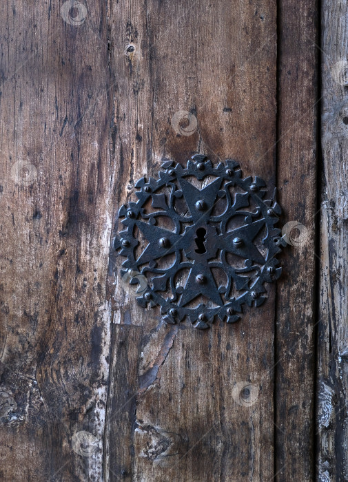 Скачать Старая деревянная дверь и замок. Изолированный фон фотосток Ozero
