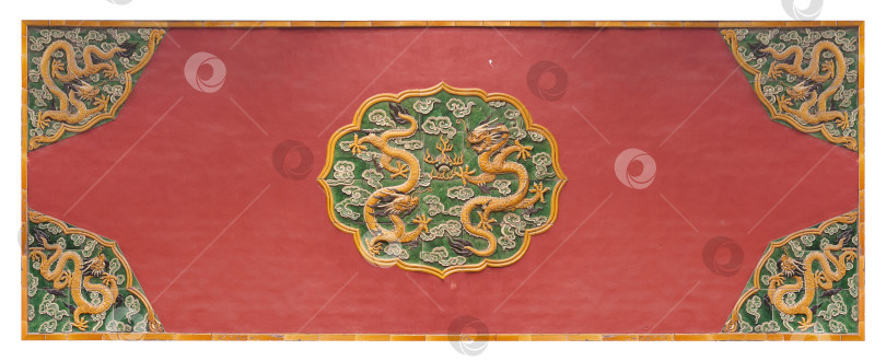 Скачать Вид на внутренний двор Запретного города (Пекин, Гугун): керамический орнамент с драконами на фоне красной стены. Элемент дизайна с контуром отсечения фотосток Ozero