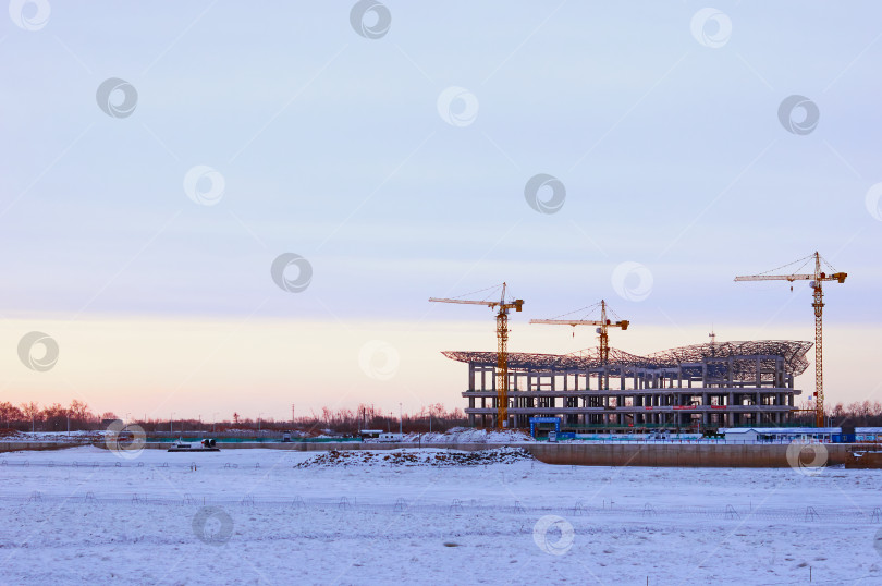 Скачать Зимний вид на строительство терминала международной канатной дороги между Россией и Китаем на берегу реки Амур. Государственная граница морозным утром. фотосток Ozero
