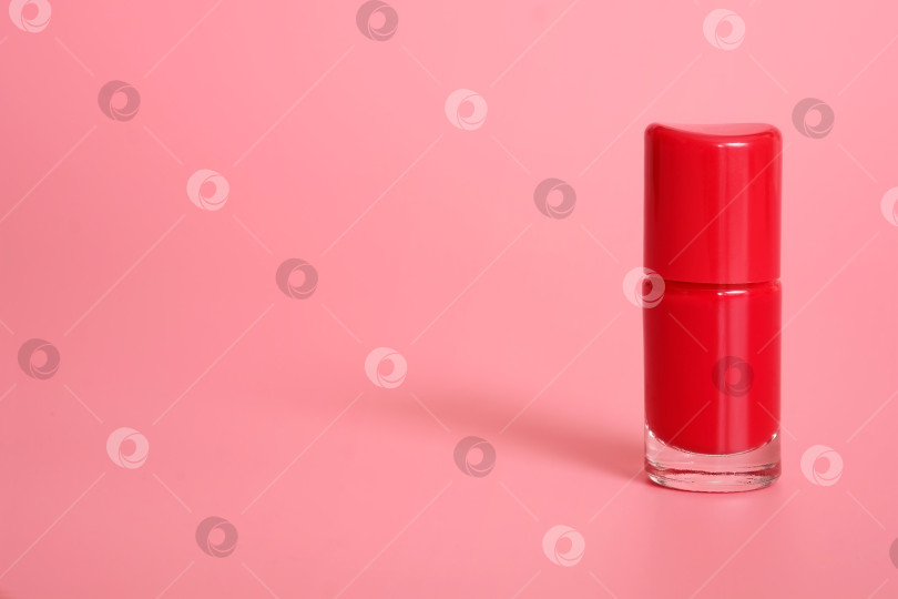 Скачать Флакон лака для ногтей, выделенный на розовом фоне фотосток Ozero