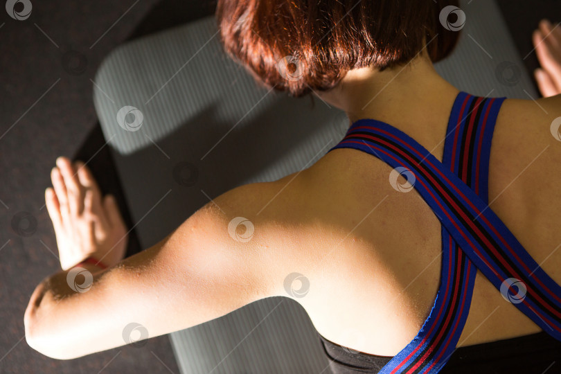 Скачать Женщина стоит на доске в спортзале. Спортивная одежда, тренировка пресса и мышечной силы, укрепление живота и спины. Упражнение для рук, ног, ягодиц фотосток Ozero