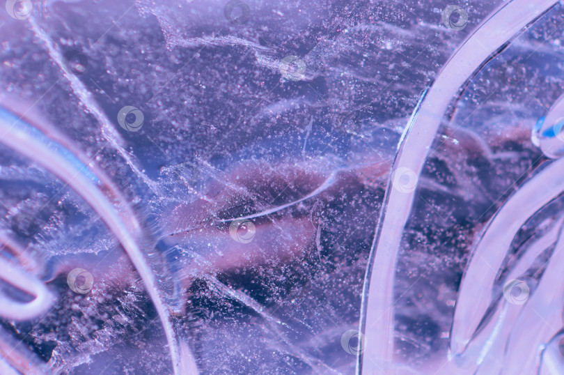Скачать Пузырьки и трещины внутри натурального льда. Фрагмент праздничной ледяной фигуры перед Рождеством и Новым годом. фотосток Ozero