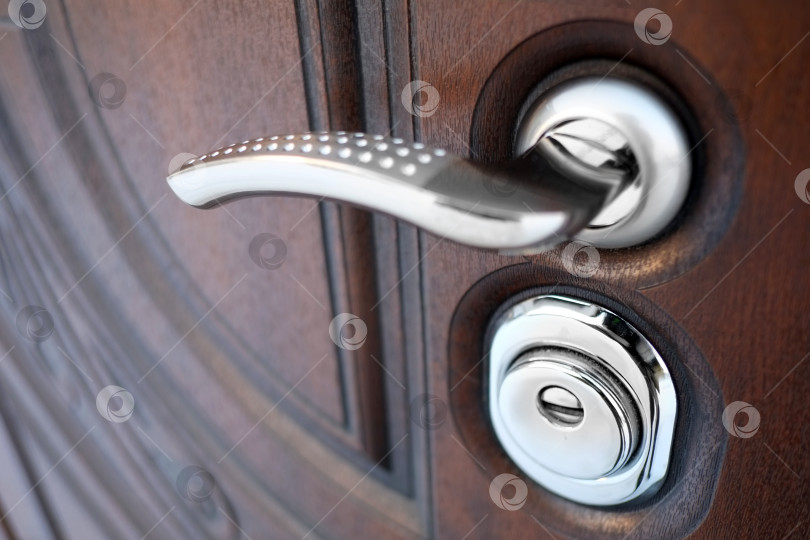 Скачать Металлическая часть входной двери: дверная ручка и поверхность фотосток Ozero