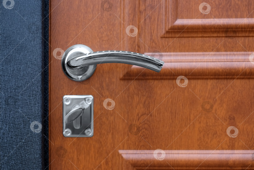 Скачать Металлическая часть входной двери: дверная ручка и поверхность фотосток Ozero