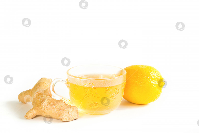 Скачать Целебный чай в чашке, имбирь, лимон - укрепляют иммунитет в холодное время года. Витаминный напиток для здоровья и ингредиенты на белом фоне. фотосток Ozero