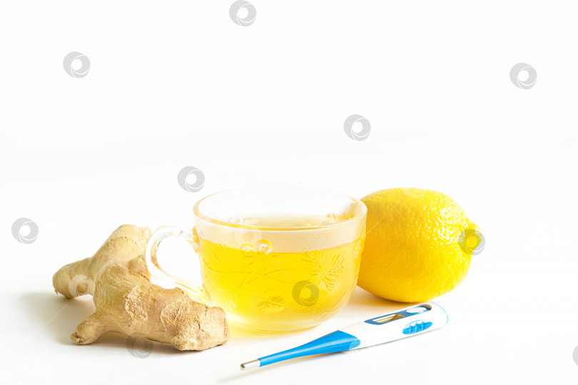 Скачать Лечебный чай в чашке, имбирь, лимон -укрепляют иммунитет в холодное время года. Витаминный напиток для здоровья и ингредиенты, термометр на белом фоне. Грипп, простуда, иммунитет, лихорадка, жаропонижающее фотосток Ozero