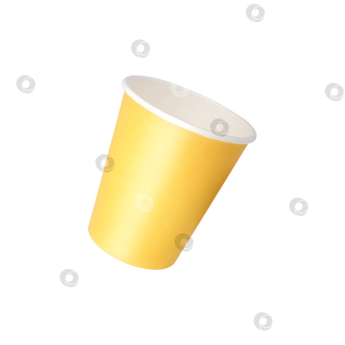Скачать Изготовьте желтый бумажный стаканчик, выделенный на белом фоне. Элемент дизайна с контуром отсечения фотосток Ozero