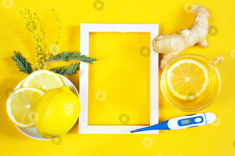 Скачать Целебный чай в чашке, имбирь, лимон, акация - укрепляют иммунитет в холодное время года, термометр и место для копирования, лист для заметок. Витаминный напиток для здоровья и ингредиенты на желтом фоне. фотосток Ozero
