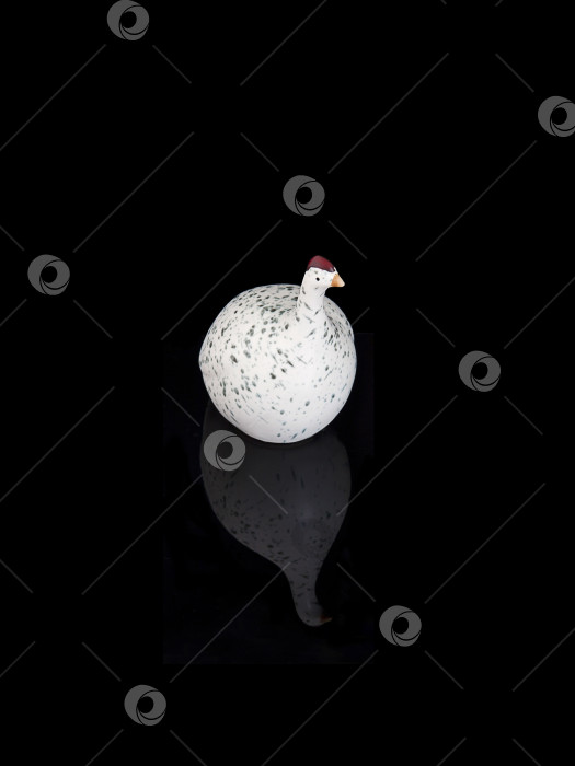 Скачать Керамическая фигурка птицы, выделенная на черном фоне фотосток Ozero