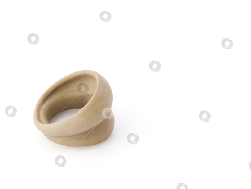 Скачать Керамическое кольцо ручной работы, выделенное на белом фоне фотосток Ozero