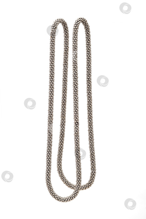 Скачать Серебряное ожерелье, выделяющееся на белом фоне фотосток Ozero