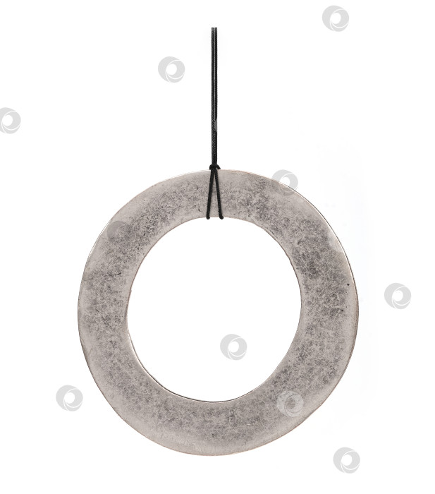 Скачать Гранжевый серебряный браслет-подвеска, выделенный на белом фоне фотосток Ozero