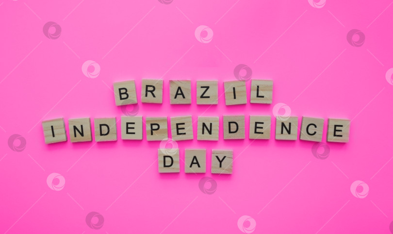 Скачать 7 сентября, День независимости Бразилии, минималистичный баннер с надписью деревянными буквами фотосток Ozero