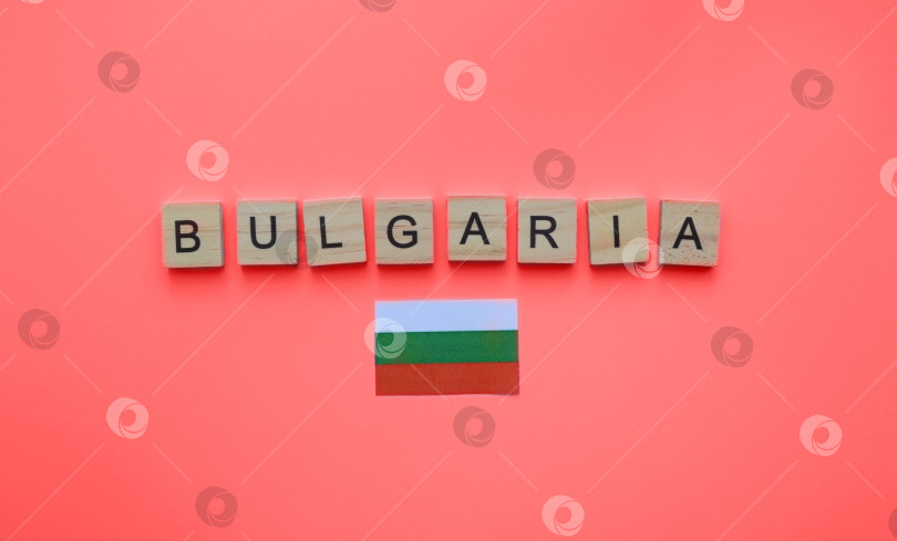 Скачать 6 сентября, День объединения Болгарии, флаг Болгарии, минималистичный баннер с надписью деревянными буквами фотосток Ozero