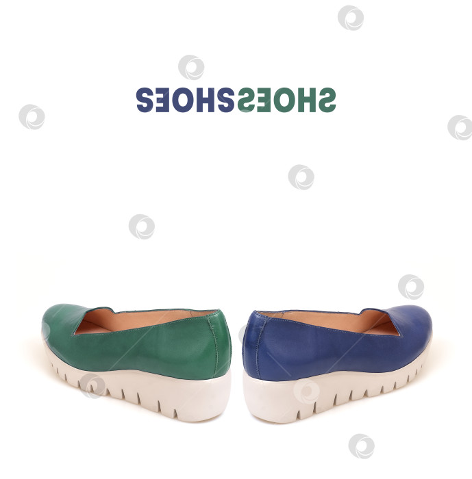 Скачать Удобные красивые синие и зеленые туфли, выделяющиеся на белом фоне фотосток Ozero