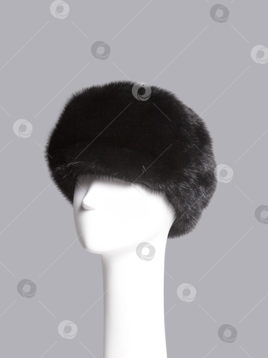 Женская меховая шапка на пластиковой голове манекена, выделенная на белом  фоне - Ozero - российский фотосток