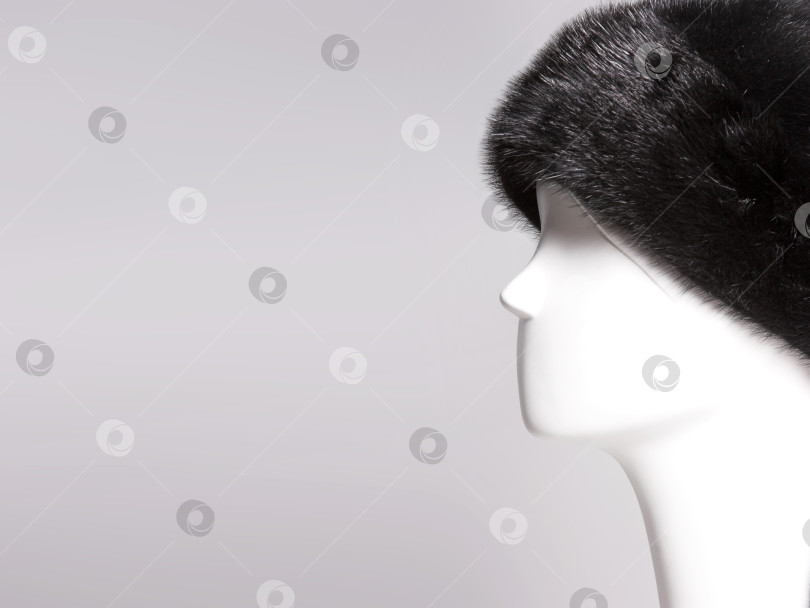Скачать Женская меховая шапка на пластиковой голове манекена, выделенная на белом фоне фотосток Ozero