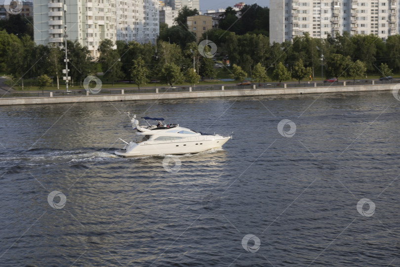 Скачать Движение прогулочного катера по Москве-реке фотосток Ozero