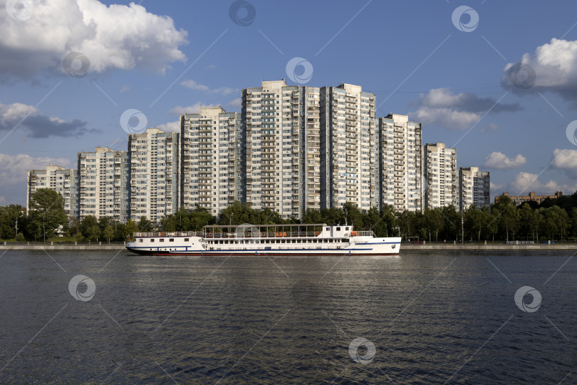 Скачать Прогулочный теплоход на фоне жилого дома, Москва фотосток Ozero