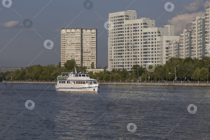 Скачать Прогулочный катер на фоне жилого дома, Москва фотосток Ozero