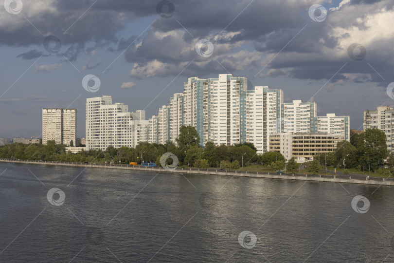 Скачать Многоэтажные дома у Москвы-реки фотосток Ozero