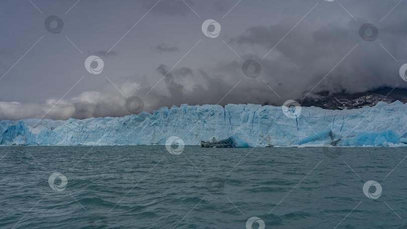 Скачать Впечатляющая стена из голубого льда фотосток Ozero