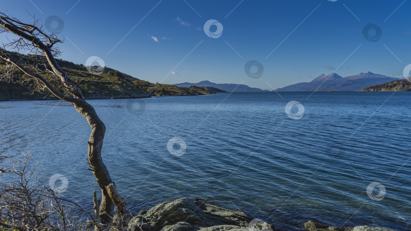 Скачать Красивое голубое озеро окружено горами. фотосток Ozero